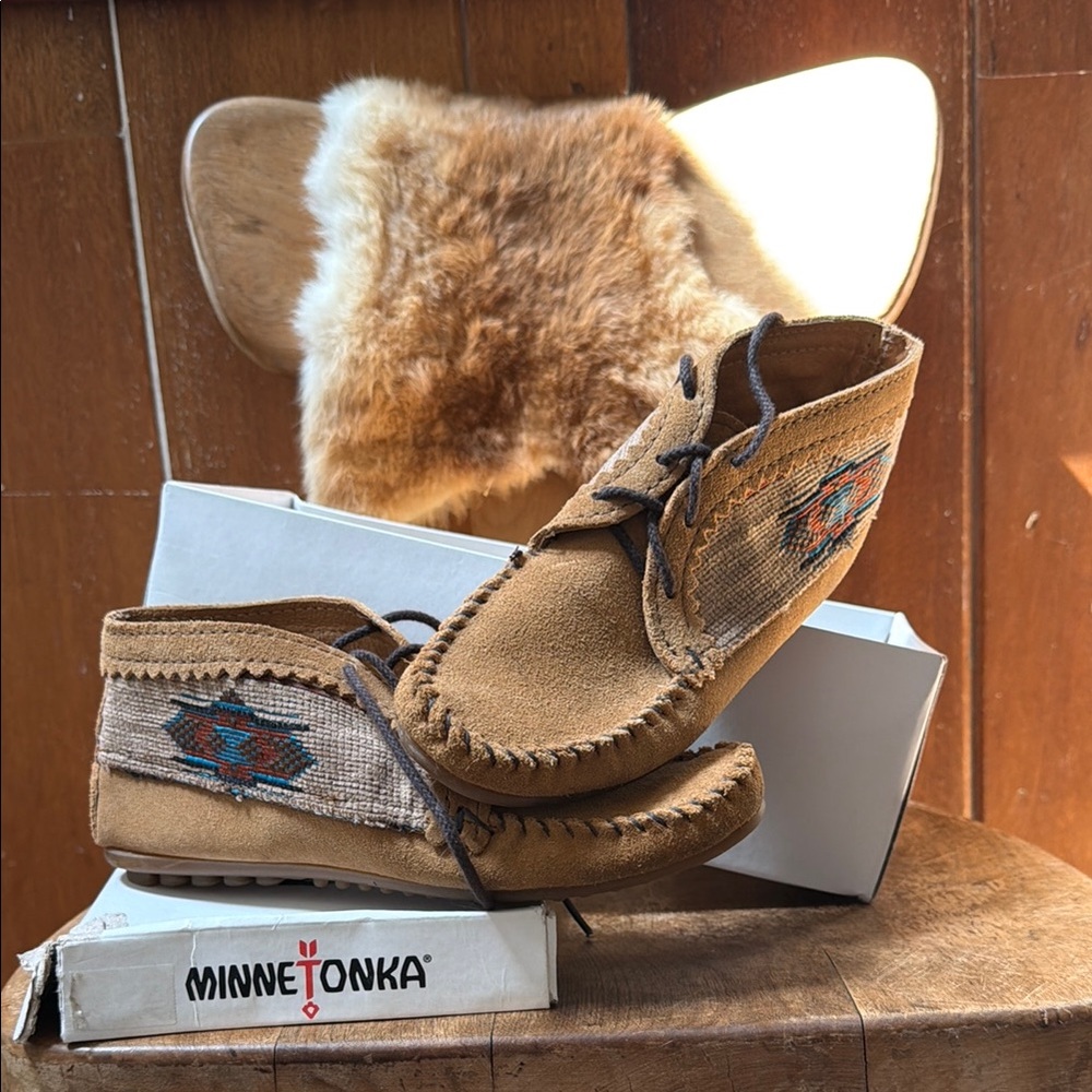 Minnetonka Women’s Tan Suede Moccasin Boots with Southwestern Stitching